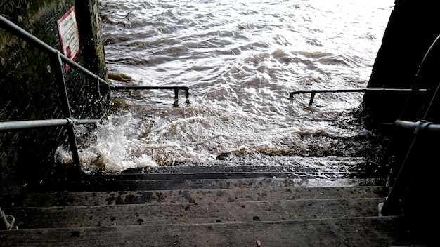 Foto vista ad alto angolo dei gradini che portano verso il fiume tamigi