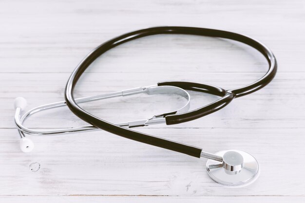 Photo high angle view of stethoscope on wooden table