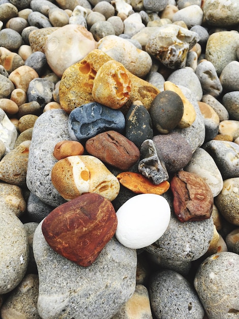 Photo high angle view of stones on pebbles