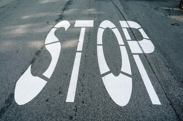 Photo high angle view of stop sign on road