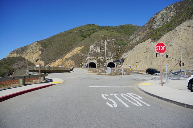 Foto vista ad alto angolo del testo di arresto su strada