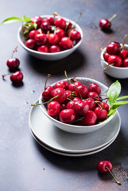 Photo high angle view of strawberries in bowl on table