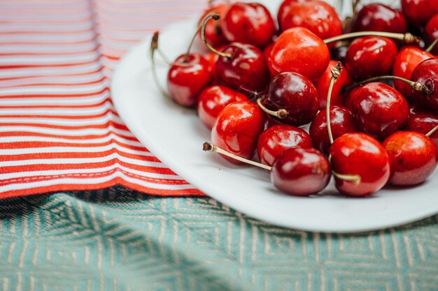 Photo high angle view of strawberries in bowl on table