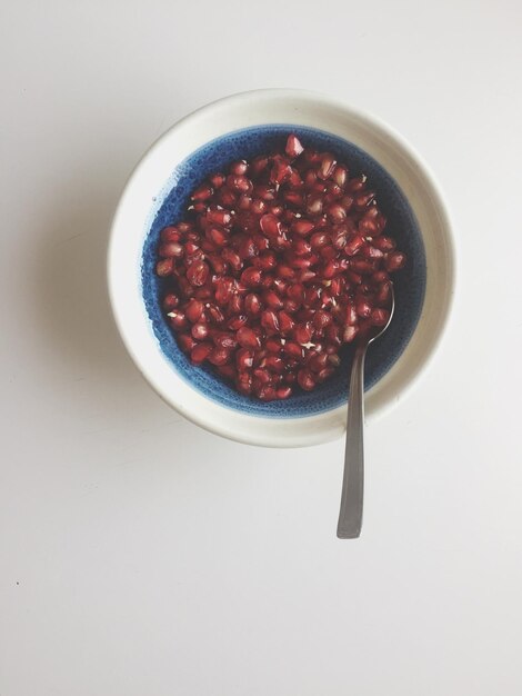 Photo high angle view of strawberries in bowl on table