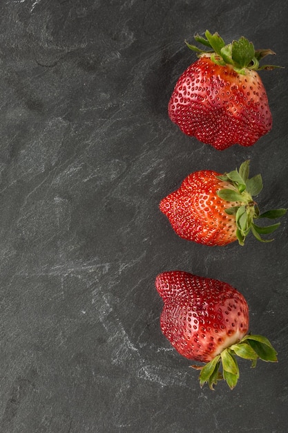 Foto vista ad alto angolo delle fragole su tavola contro uno sfondo nero