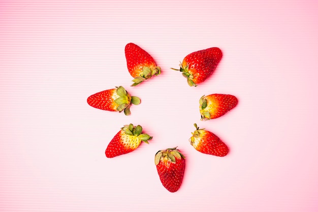 Photo high angle view of strawberries on table against white background