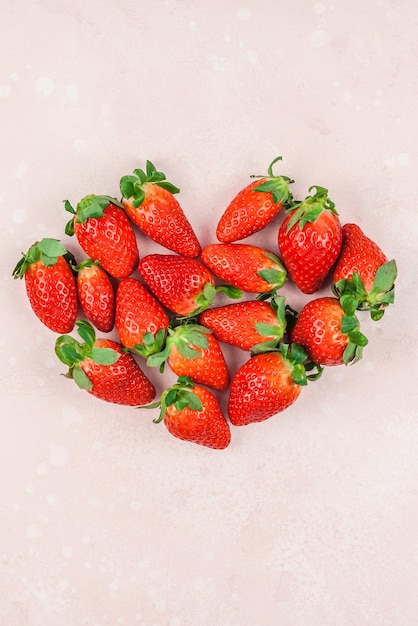 Photo high angle view of strawberries on table against white background