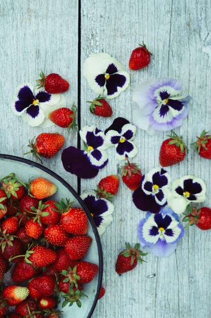 Photo high angle view of strawberries on table