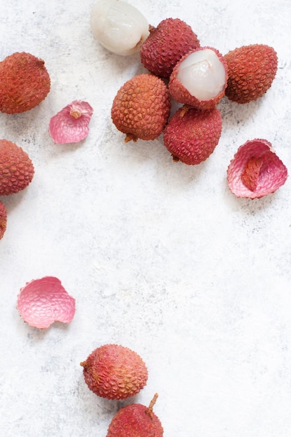 Foto vista ad alto angolo di fragole su sfondo bianco