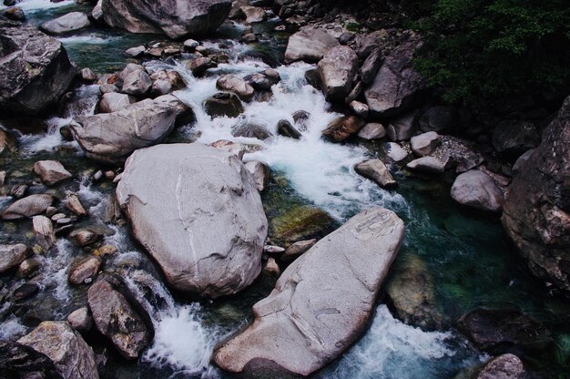 Photo high angle view of stream flowing through rocks in river