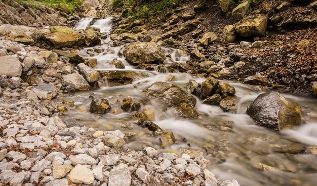 Foto vista ad alto angolo di un ruscello che scorre tra le rocce