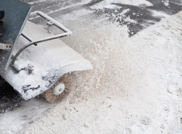 Foto vista ad alto angolo del ruscello sulla neve