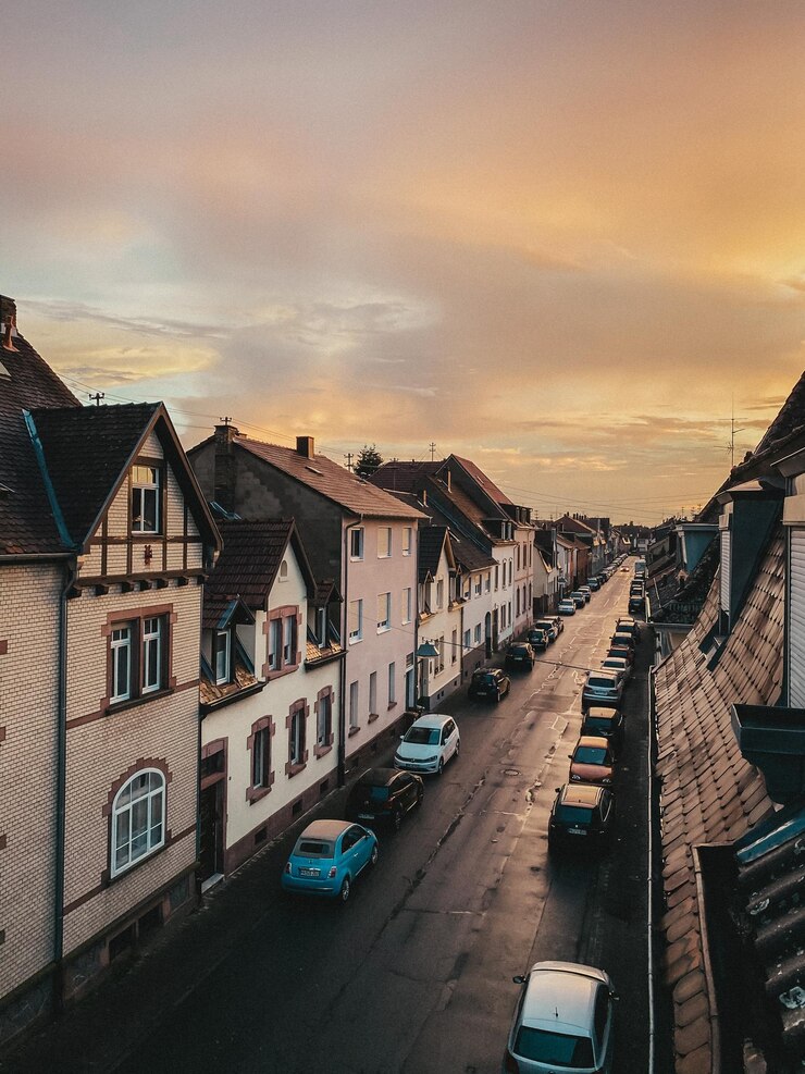 Photo high angle view of street amidst buildings against sky