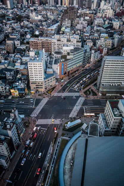 都市の建物の中の街の高角度の景色