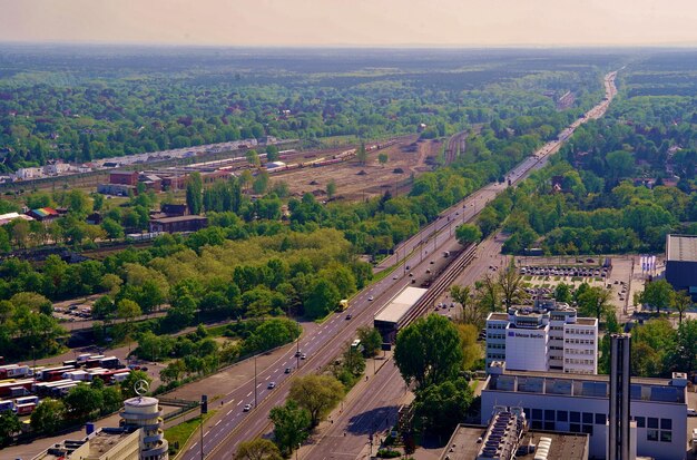 Foto vista ad alta angolazione della strada in mezzo agli edifici della città