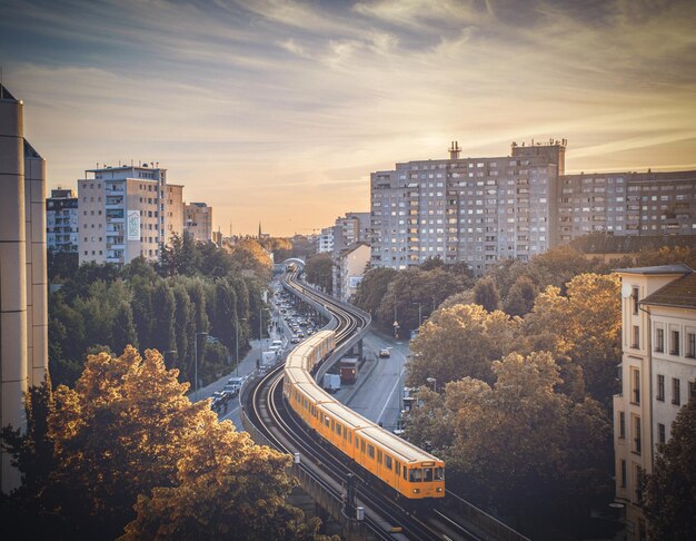 Foto vista ad alta angolazione della strada in mezzo agli edifici della città