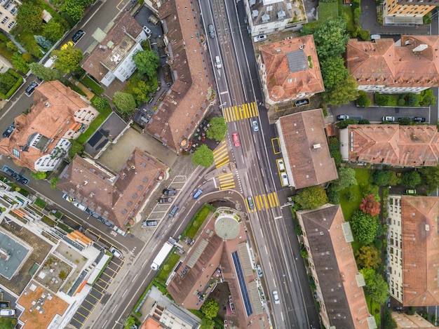 Foto vista ad alta angolazione della strada in mezzo agli edifici della città