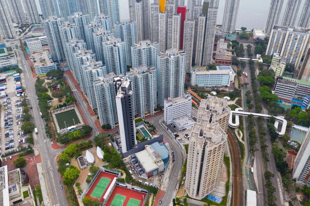 Foto vista ad alta angolazione della strada in mezzo agli edifici della città