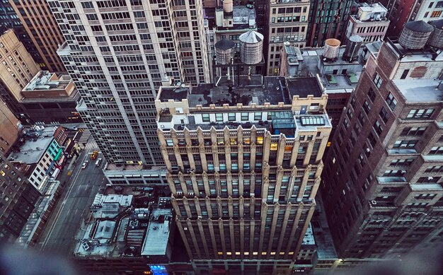 Photo high angle view of street amidst buildings in manhattan new york city