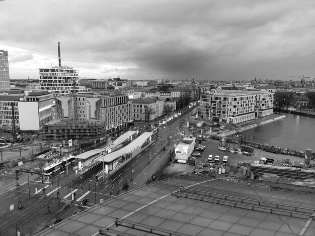 Photo high angle view of street by buildings against sky