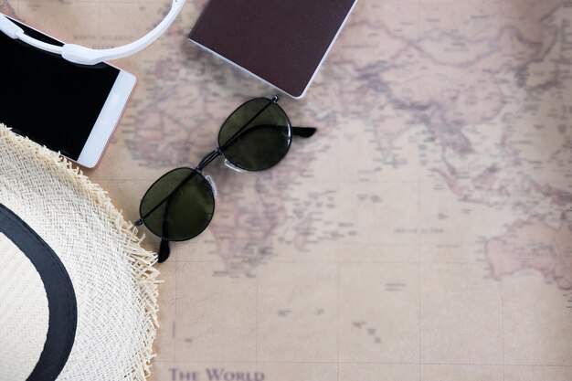 Photo high angle view of sunglasses on table