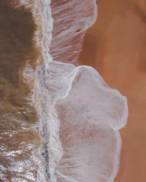 Photo high angle view of surf on beach