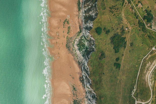 Photo high angle view of surf on beach