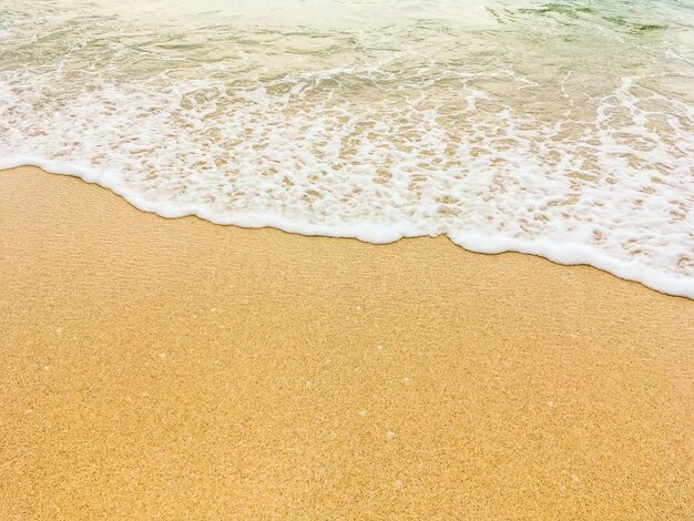 Photo high angle view of surf on beach