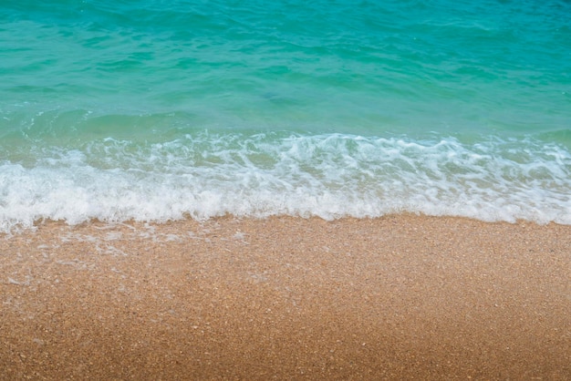 Photo high angle view of surf on beach