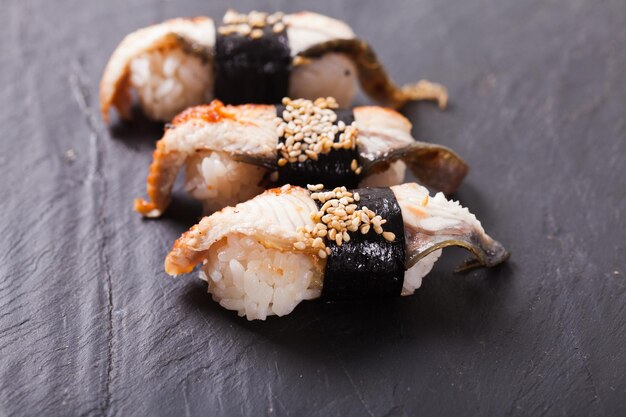 Photo high angle view of sushi in plate on table