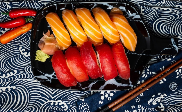 Foto vista ad alta angolazione del sushi nel piatto