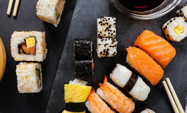 Photo high angle view of sushi on a plate