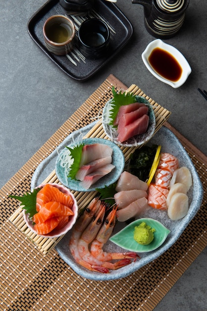 テーブルで提供される寿司の高角度のビュー