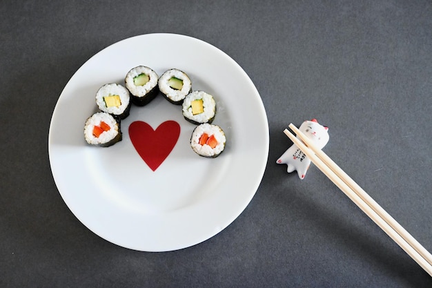 Foto vista ad alta angolazione del sushi servito sul tavolo