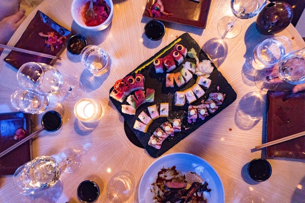 Foto vista ad alto angolo del sushi sul tavolo
