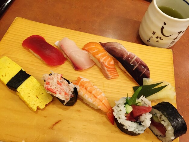 Photo high angle view of sushi on tray