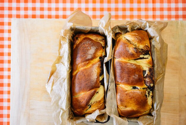 Photo high angle view of sweet bread in pan