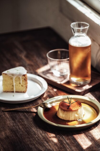 Foto vista ad alta angolazione di cibo e bevande dolci sul tavolo