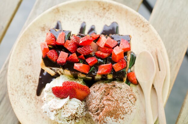 Photo high angle view of sweet food in plate on table