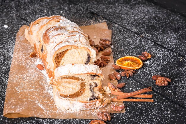 Foto vista ad alta angolazione di rotoli dolci e spezie sulla tavola