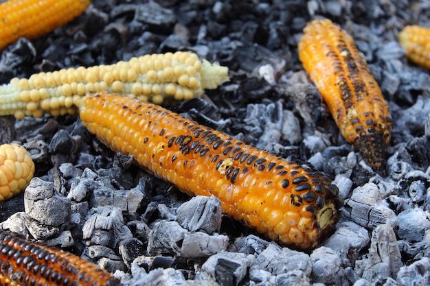 Foto vista ad alta angolazione del mais dolce sulla griglia da barbecue