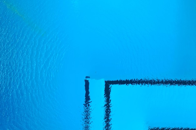 Foto vista ad alto angolo della piscina contro il cielo blu