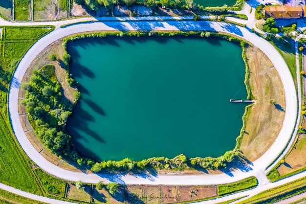 Photo high angle view of swimming pool by lake