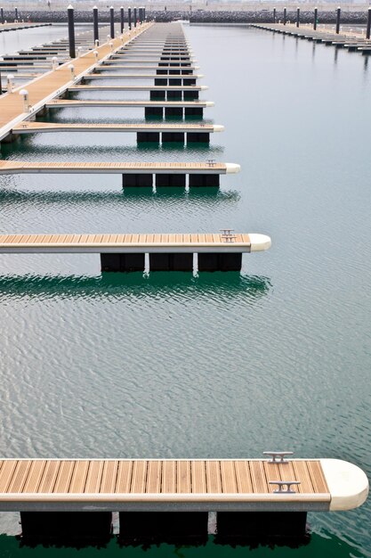 Photo high angle view of swimming pool by lake