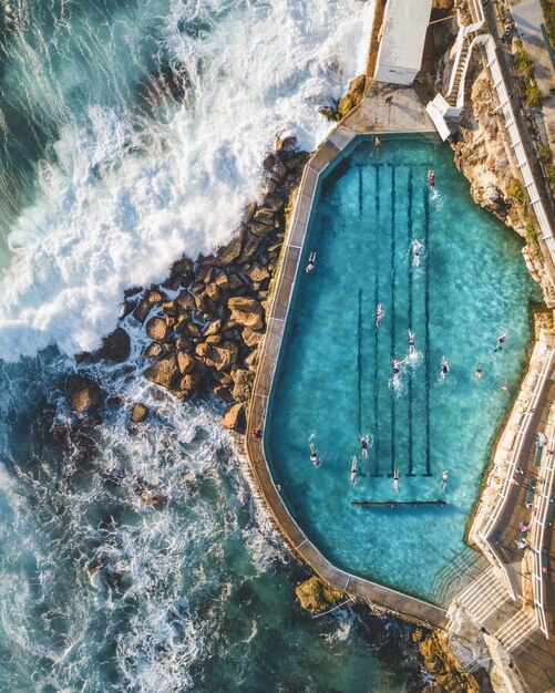 Foto vista ad alto angolo della piscina dal mare