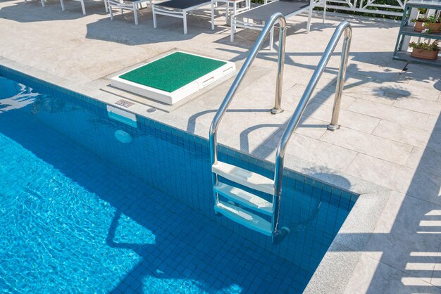 Photo high angle view of swimming pool during sunny day