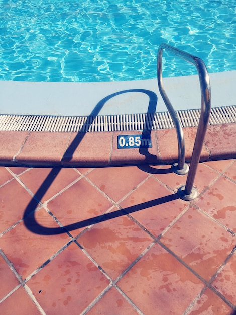 Foto vista ad alta angolazione della piscina durante una giornata di sole