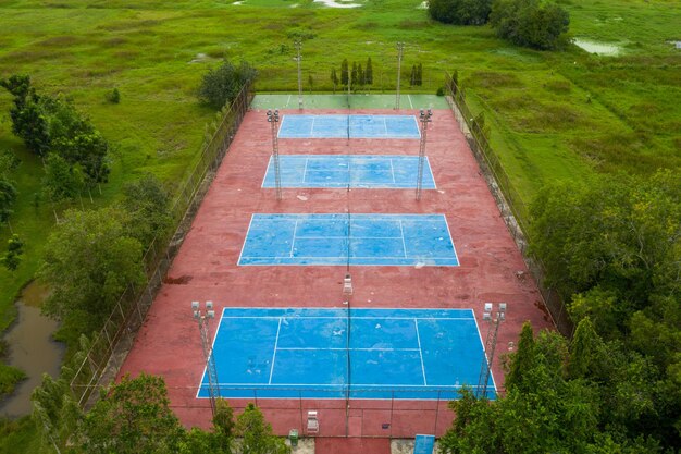 Foto vista ad alto angolo della piscina in campo