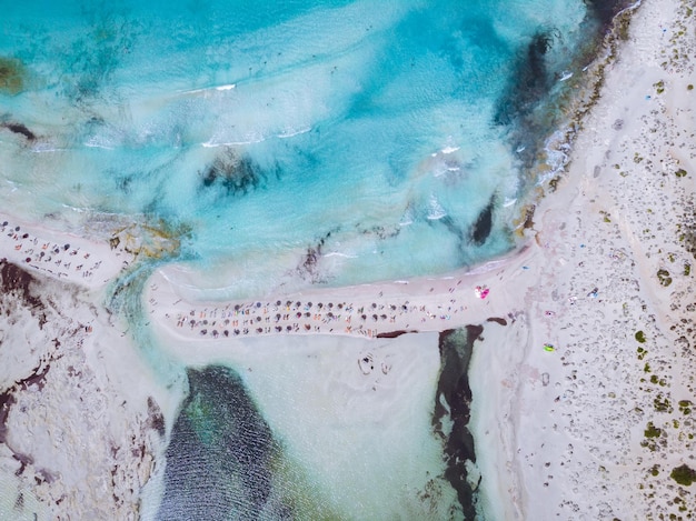 Photo high angle view of swimming pool in sea