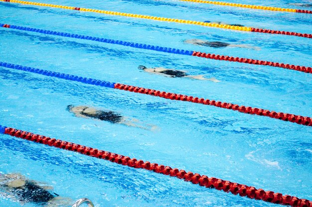 Foto vista ad alto angolo della piscina